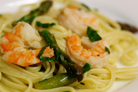 Linguine with Shrimp, Asparagus, and Basil