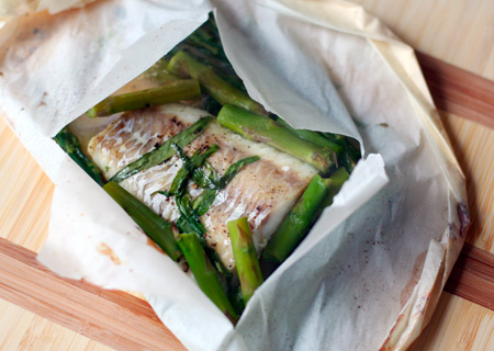 fish fillets in parchment with asparagus and orange