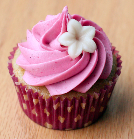 Vanilla Almond Cupcakes with Blackberry Buttercream Vanilla Almond Cupcakes with Blackberry Buttercream