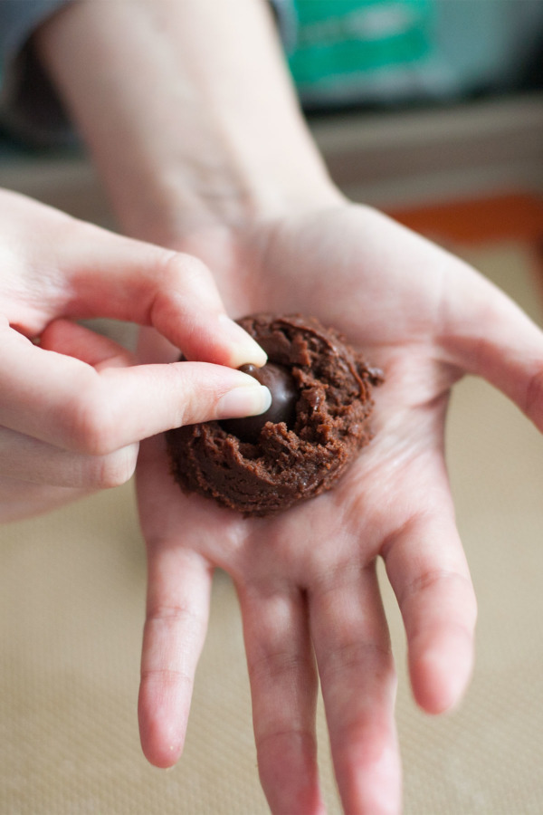 How to stuff chocolate sugar cookies with mint kisses