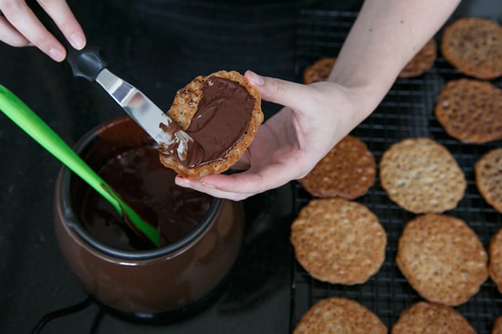 How to Make Almond Lace Sandwich Cookies filled with chocolate