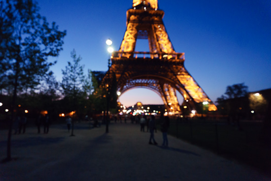 Tour de Eiffel lit up at night