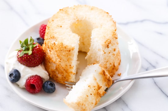 https://www.loveandoliveoil.com/wp-content/uploads/2015/09/KA-angel-food-cake15.jpg