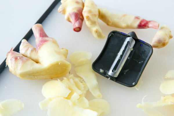 Thinly sliced ginger for pickling