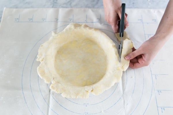 Decorative pie crust border using cookie cutters - no crimping required!