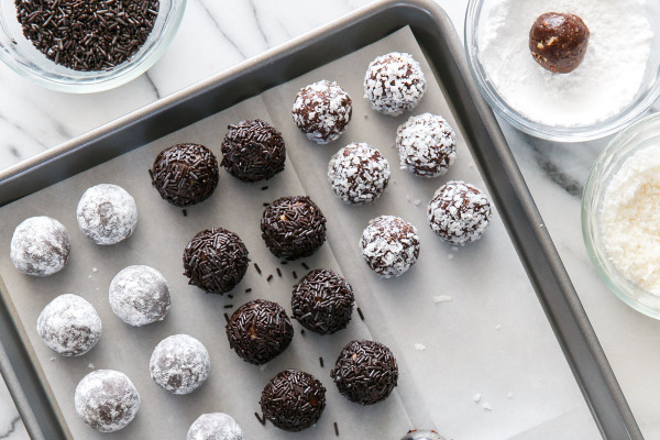 Fudgy Bourbon Balls Recipe (No-Bake Dessert) - Averie Cooks