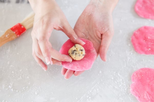 How to make homemade mochi - Add cookie dough filling.