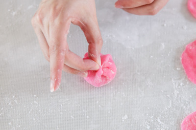 How to make homemade mochi - pinch to seal.