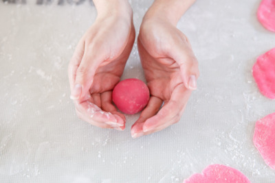 How to make homemade mochi - roll into a ball.