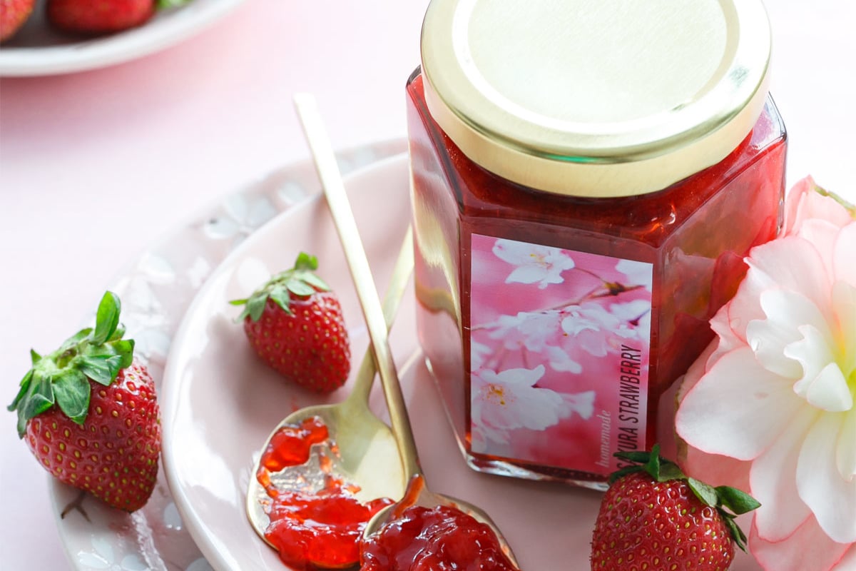 How to make Homemade Strawberry Jam flavored with cherry blossoms