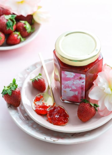 How to make Homemade Strawberry Jam flavored with cherry blossoms