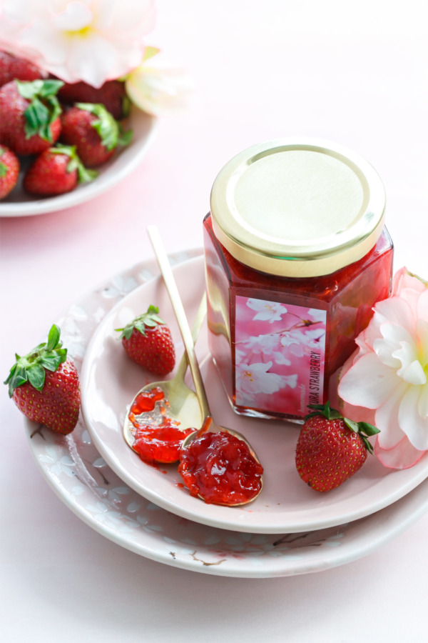 How to make Homemade Strawberry Jam flavored with cherry blossoms