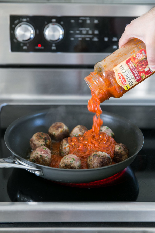 Mozzarella cheese-stuffed meatballs with Spicy tomato sauce