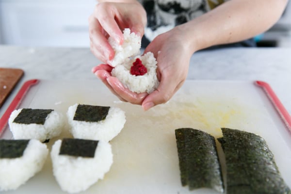 How to Make Japanese Umeboshi Onigiri