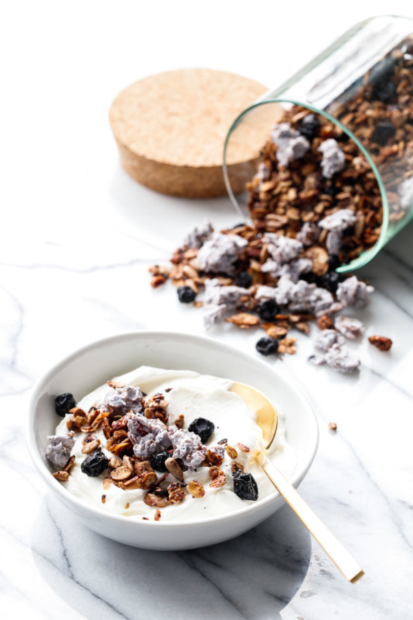 How to make homemade blueberry granola with blueberry yogurt clusters