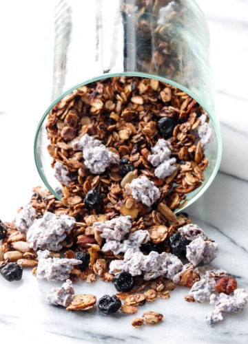 Ultimate blueberry granola recipe with 3 kinds of blueberry: blueberry jam, dried blueberries, and freeze dried blueberries!