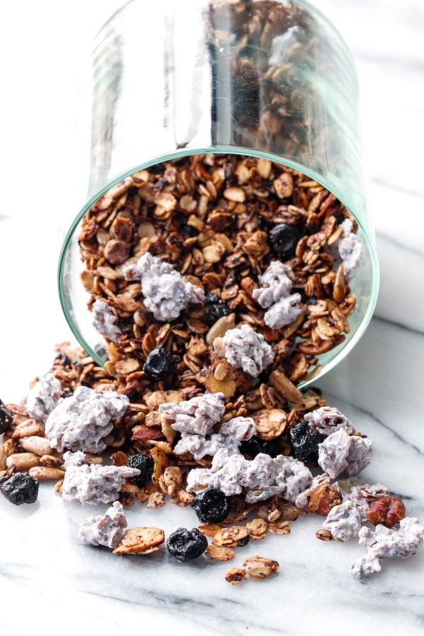 Ultimate blueberry granola recipe with 3 kinds of blueberry: blueberry jam, dried blueberries, and freeze dried blueberries!