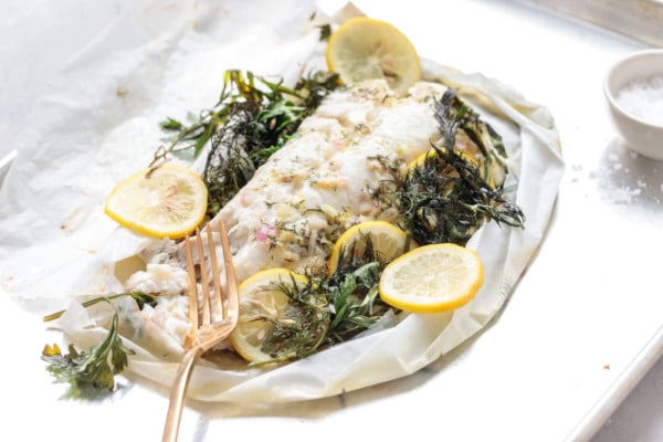 fisk en Papillote med friske urter og citron