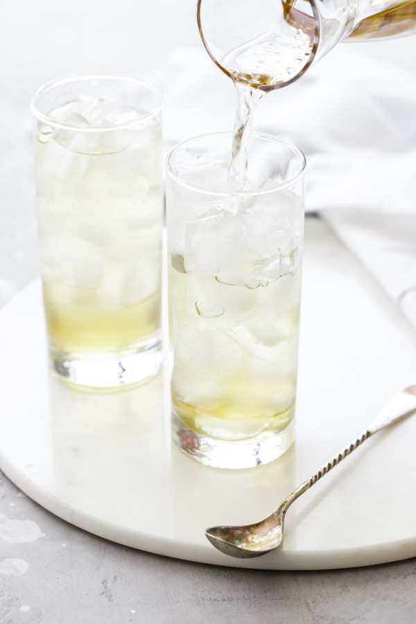 https://www.loveandoliveoil.com/wp-content/uploads/2018/07/fresh-mint-iced-tea-1-600x900.jpg