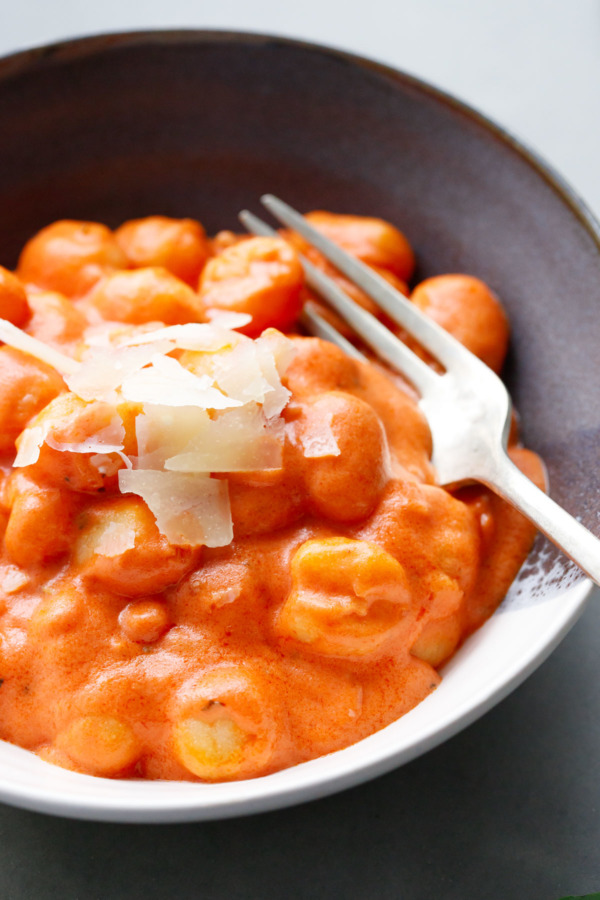Mini gnocchi cooked directly in a silky tomato vodka sauce. One pan, 30 minutes, and dinner is served!