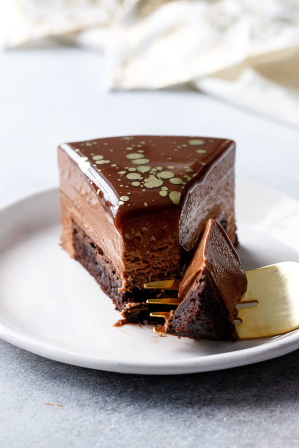 I know you want a bite of this Nutella Brownie Mousse Cake!