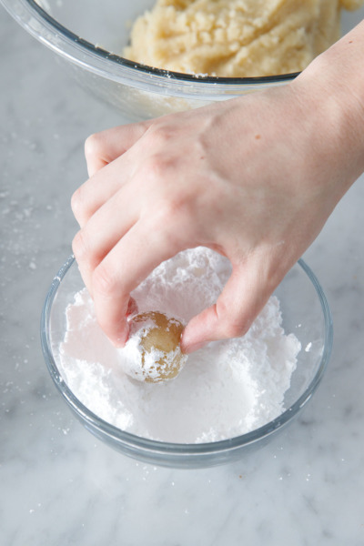 How to make Amaretti Morbidi cookies: roll in powdered sugar
