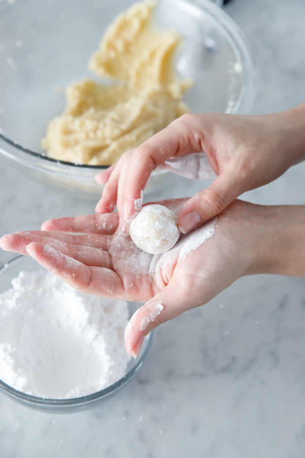 How to make Amaretti Morbidi cookies: roll in powdered sugar