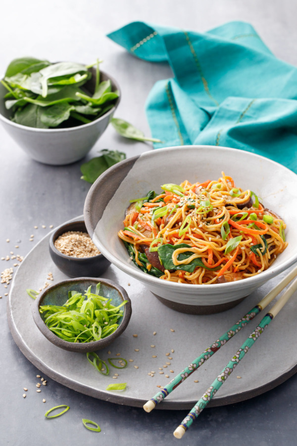 Bowl of Stir fry noodles with spinach, mushrooms and carrots