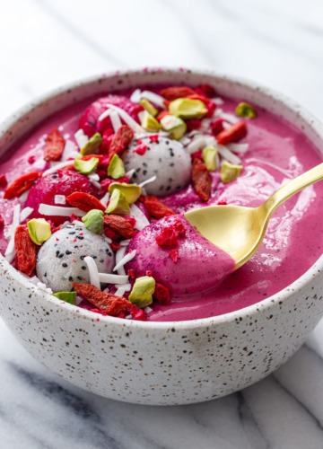 Dig in to this bright and flavorful Dragonfruit Smoothie Bowl!