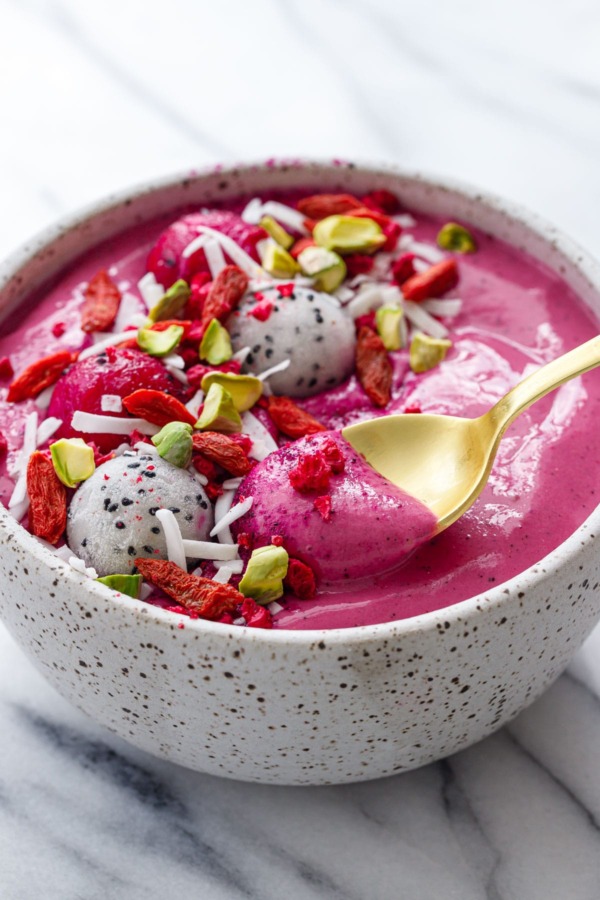 Dig in to this bright and flavorful Dragonfruit Smoothie Bowl!