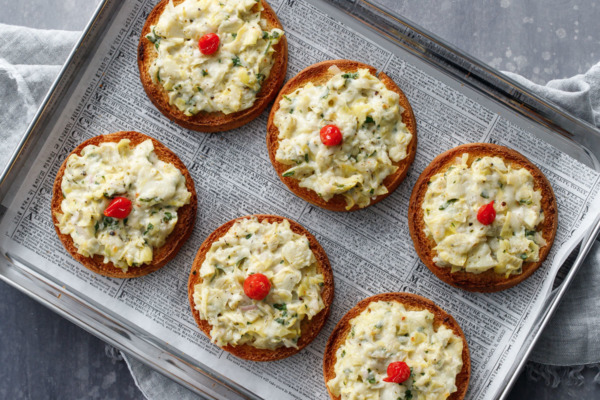 Cheesy Artichoke Crostini