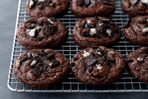 Cream-Stuffed Chocolate Cookies 