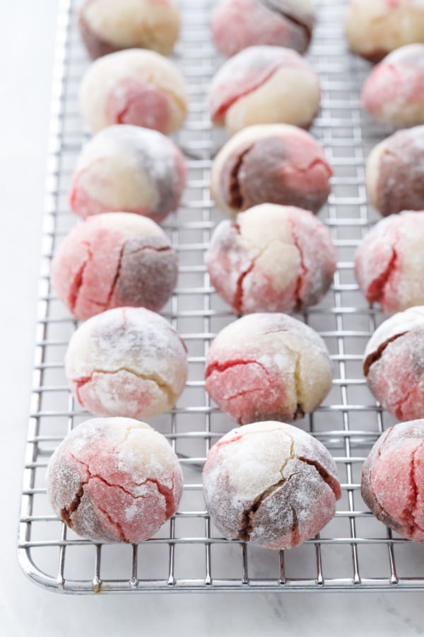 Cooling rack with rows of Neapolitan Amaretti Cookies