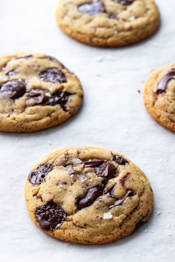 Biscuits aux pépites de chocolat à l'huile d'olive cuits au four avec des flaques de chocolat fondu et de sel de mer feuilleté