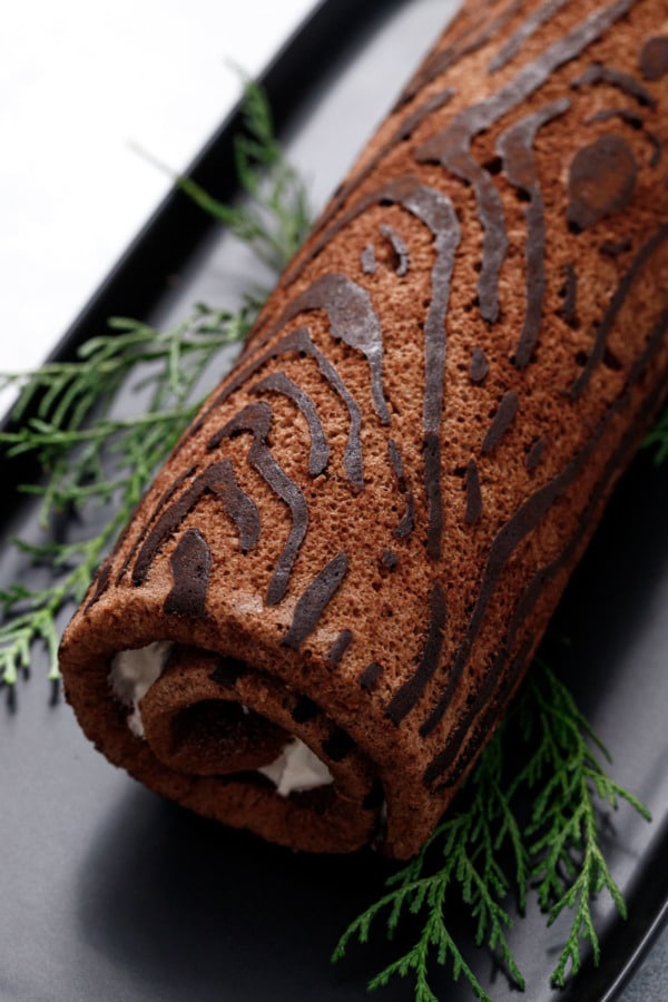 Closeup showing the wood-grain design on the yule log cake roll