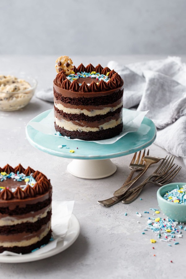 Два голых слоеных торта из мини-шоколада и печенья на сером фоне