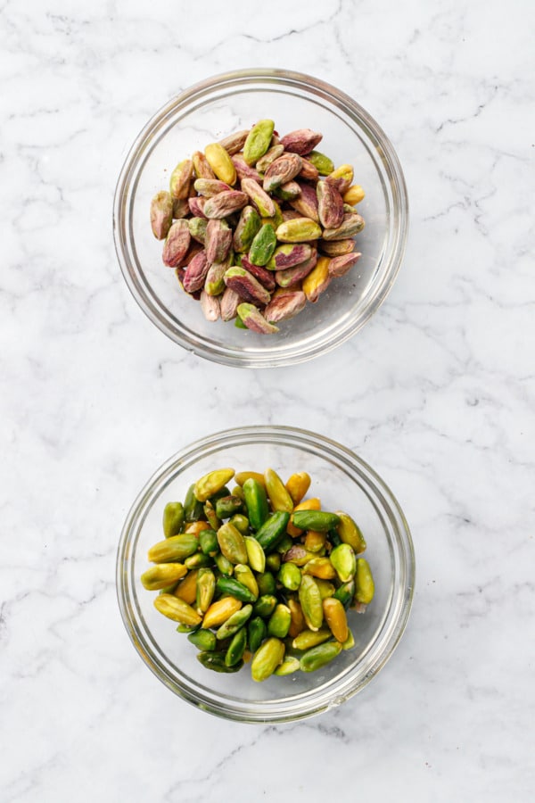 Comparison of turkish pistachios, raw (top) and blanched (bottom), the later are more noticeably green.