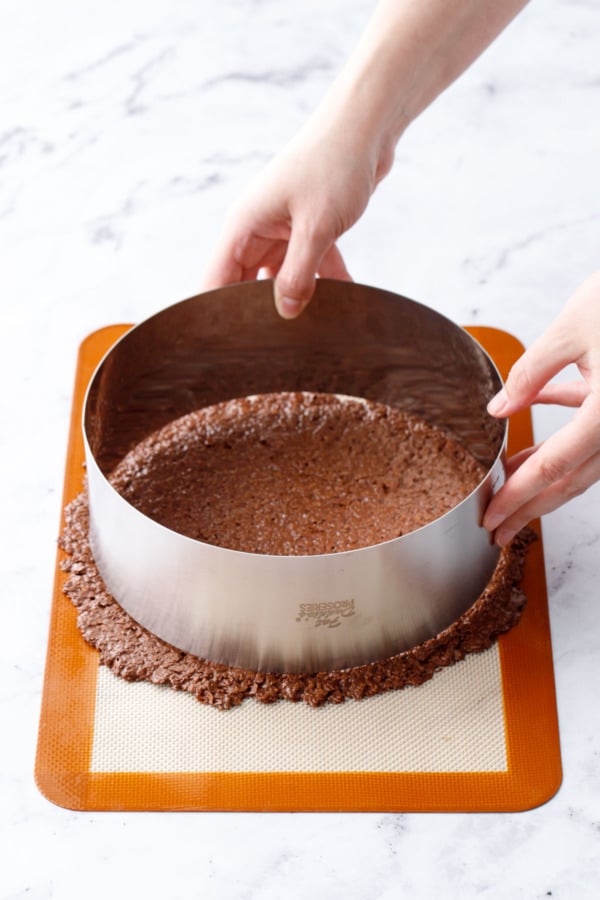 Cutting the croustillant base using a metal cake ring.